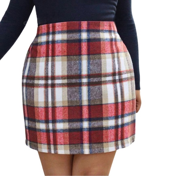 PLUS Plaid Skirt - Picture 3 of 6
